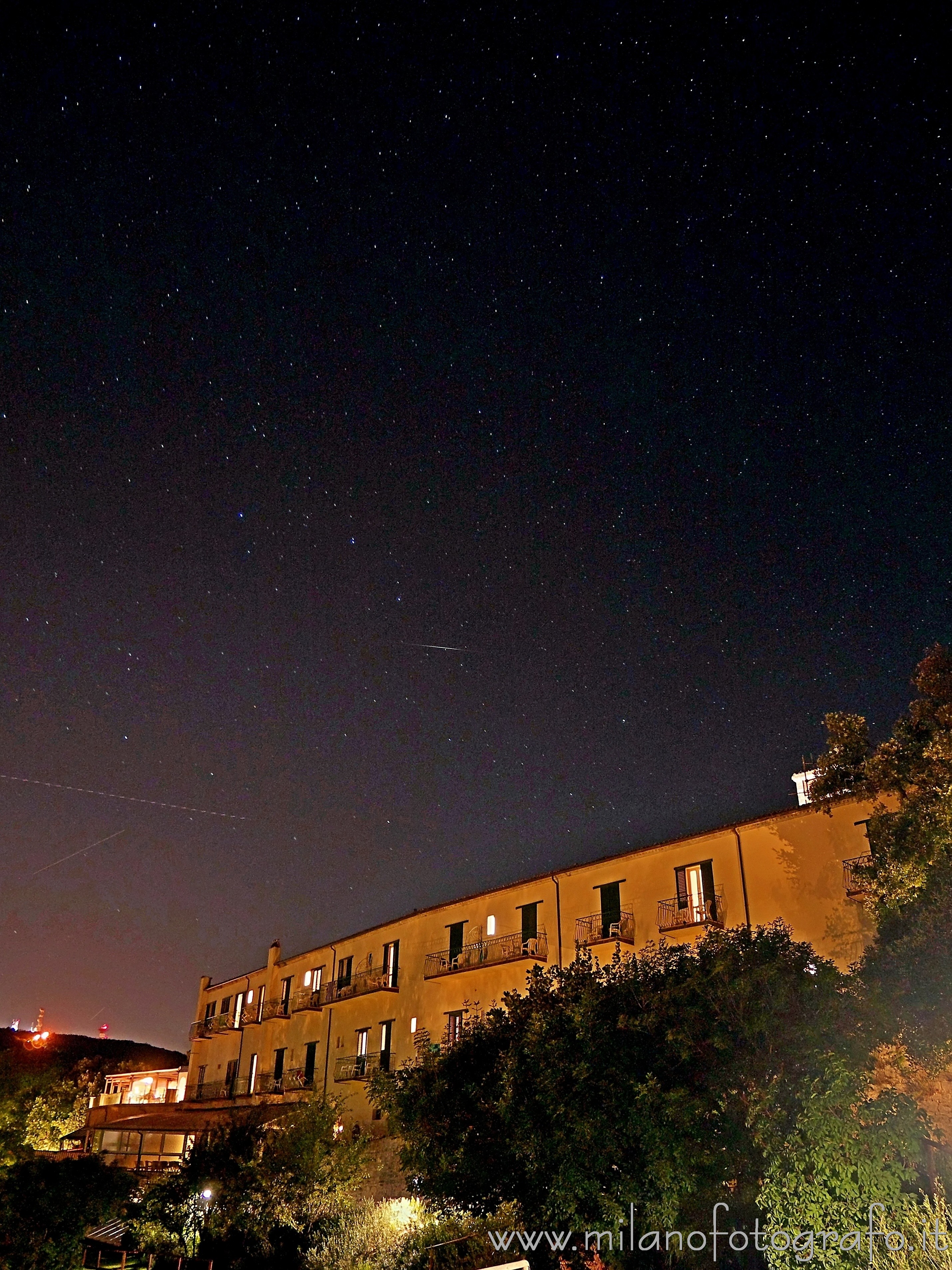 Sirolo (Ancona) - Cielo stellato dietro all'Hotel Monteconero